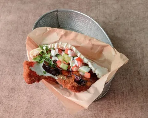 Pita Oh Mama con pollo crujiente y ensalada